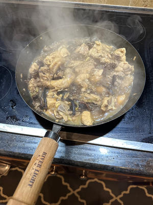 Simmer for about 40 minutes until the chicken is tender, then add the mushrooms and sweet potato starch, simmering for an additional 15 minutes.