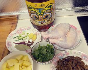 Prepare the ingredients, soaking the hazel mushrooms in advance and cutting the potato into chunks.