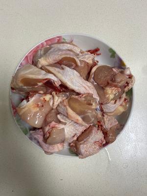 Cut the chicken thighs into pieces.