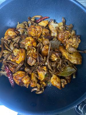 Add hazel mushrooms and continue to stir-fry evenly.