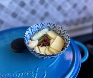 Prepare another set of scallions, ginger, garlic, and star anise.