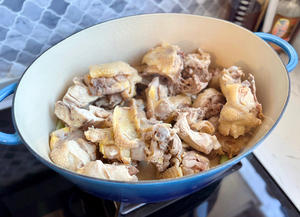 Add the blanched chicken to the pot and stir-fry.