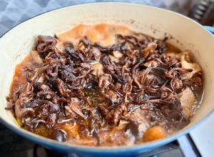 After half an hour, add the soaked hazel mushrooms—cover and stew for another 30 minutes. Just before serving, sprinkle some diced scallions and garlic, and mix.