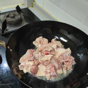 Clean the chicken pieces and squeeze out the excess water. Add plenty of oil and a pinch of salt, then stir-fry the chicken pieces in hot oil over high heat. (Stir-frying raw chicken is tastier than blanching.) After a while, add star anise and an appropriate amount of green onion and ginger (I think I added quite a bit of green onion) to enhance the fragrance. Reduce the heat slightly; my mom says to stir-fry for a while longer to evaporate the moisture, so the meat tastes delicious.