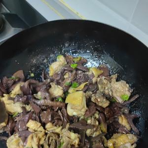 Add the mushrooms that have been soaked in hot water, making sure to squeeze out all the moisture! (This is very important; my dad often gets scolded by my mom for forgetting this). Stir it all together. (Actually, you should wait until the chicken feet have started to cook before adding the mushrooms, but since these mushrooms were too dry, I added them earlier.)