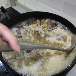 Add hot water and skim off the foam once it boils. Let it simmer for a while, adding a little salt (adding too little salt makes the meat tough). Once the chicken feet are cooked and have opened up, it’s time to add the vermicelli! We’re using sweet potato flour from our region, which smells delightful! If unavailable, you can substitute with crystal noodles! The vermicelli absorbs the broth, so you may need to add water again.