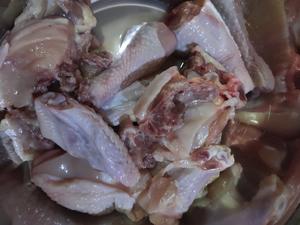 Clean the chicken and soak it to remove blood; drain well.