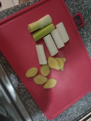 Slice the ginger and chop the green onions into large pieces for later use.