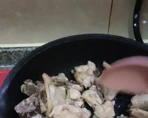 Stir-fry the chicken pieces until they release moisture.