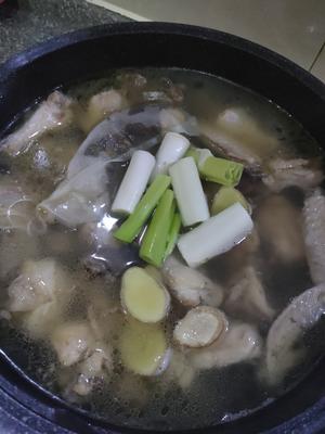 Add the chopped green onions, sliced ginger, star anise, cinnamon, Sichuan pepper, bay leaves, angelica, and a suitable amount of cooking wine.