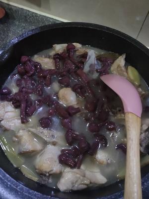 When the chicken is almost cooked, add the mushrooms and season with a suitable amount of MSG. Simmer on low heat until everything is cooked, then season with salt, pepper, and a bit of sugar.