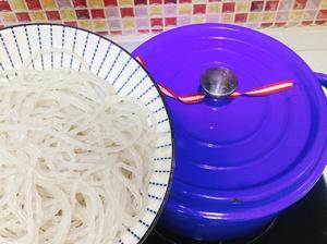 [Simmer for 30 minutes, then add vermicelli] After 30 minutes of simmering, add the soaked vermicelli.