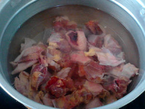 Clean the chicken and cut it into pieces, then blanch in boiling water to remove any blood.