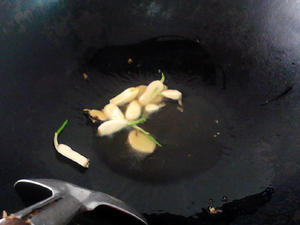 Add ginger and garlic to the hot oil and sauté until fragrant.