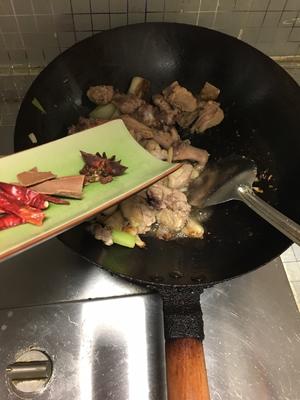 Continue stir-frying until there is no raw meat visible, then add the spices and stir-fry together.