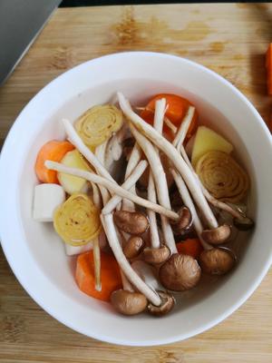 Place the chicken at the bottom of a bowl, then add the prepared ingredients. Pour enough water to cover the ingredients. The item in the picture is a type of fish noodle that is a specialty from my hometown; you can skip that.