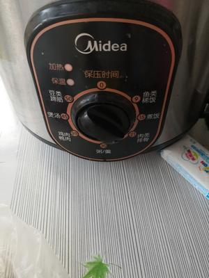 Set the timer for 30 minutes. If you prefer a softer texture, you can extend the cooking time. If you want to cook rice simultaneously, place a rack above the soup bowl, add washed rice with a little less water, and steam them together. This way, you can take your child for a walk.