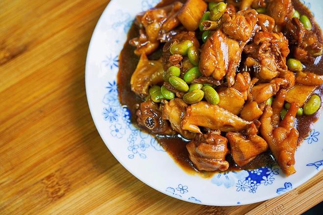 Edamame Chicken - A budget-friendly dish using $3 of edamame and $17 of young chicken, perfect for pairing with drinks or meals. Yuan Shanshan mastered it in no time!