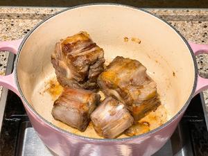 Heat the pot and add olive oil, then sear the oxtail until the surface is golden brown. Remove and set aside.