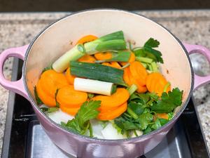 Add all the vegetables to the pot and stir briefly. Ingredients: onion + garlic + celery + carrot + green onion.