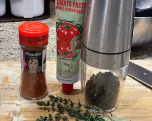 Add sweet paprika (2g), whole black pepper (10 pieces), bay leaves (2), thyme (5 sprigs), and tomato paste (40g). Pour in boiling water to cover the ingredients. Let it simmer for 2-3 hours.