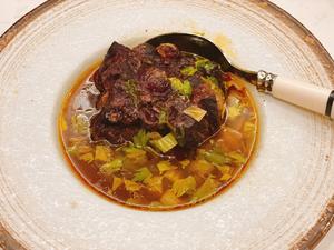 The pot might look ordinary, but once you serve a piece of oxtail with broth, wow, it becomes an amazing dish!