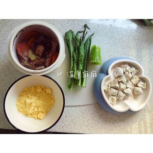 Prepare the ingredients as shown in the picture. Use previously made beef bone soup, and finely chop some lettuce leaves and stalks after blanching them. Mix corn flour with an appropriate amount of water to form a paste. This time, I made 16 wontons.