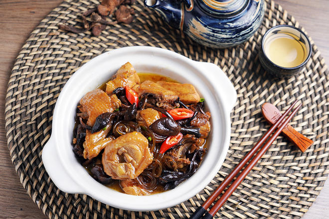 Delicious 'Mountain Delicacy' Brought Home, Everyone Fights to Eat—Chicken Stewed with Mushrooms