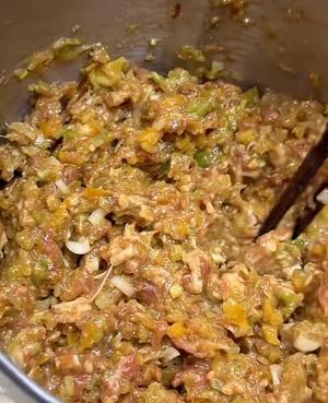 6. For the celery and chili pork filling, mix well with pork belly, salt, beef powder, soy sauce, dark soy sauce, white pepper, and cooking oil. Blend minced celery and chili without draining the moisture, then stir in minced ginger and green onions until the mixture is oily.