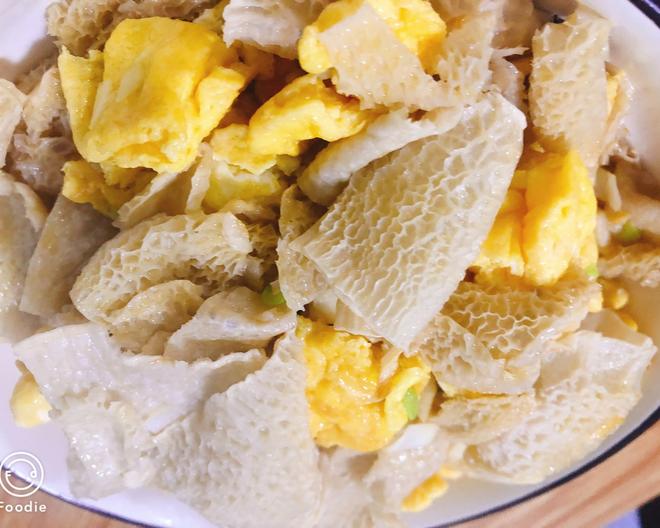 Stir-Fried Bamboo Fungus Cap (Bamboo Honeycomb) with Eggs