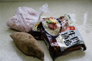 Prepare the ingredients: one large sweet potato, one serving of beef bone soup noodles, and a suitable amount of minced meat.