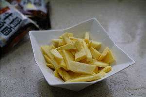 Peel the sweet potato and cut it into strips. Boil briefly and set aside.