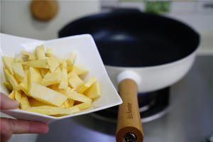 Heat a suitable amount of oil in a pan and sauté the sweet potato strips until fragrant.