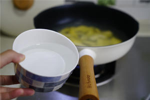 Add enough water to the pan, as the noodles absorb a lot of moisture. Then, season with a suitable amount of fine salt.