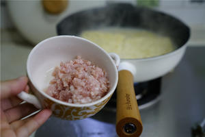 Next, add the minced meat and break it up until fully cooked, ensuring the noodles are well flavored.