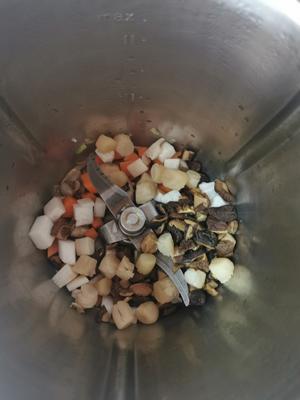 Add 40g each of scallops, shiitake mushrooms, carrots, and king oyster mushrooms, along with 5g of light soy sauce. Cook for 3 minutes at Varoma temperature, using a spoon to reverse.