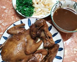 Pigeon is merely a supporting role; you can substitute it with chicken or duck. The goal is to capture its savory flavor. Cook the pigeon and duck giblets with soy sauce, then slice the giblets after they cool.