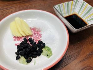 Prepare the ingredients: fermented black beans, ginger slices, sugar, salt, and soy sauce. The fermented black beans are the soul of this dish and are essential.