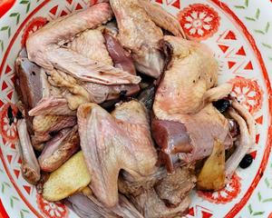 Cut the squab into four pieces and marinate with the sauce from step one for 4-5 hours. It is recommended to use squab; if using other types of pigeons, consider cutting them into smaller pieces.