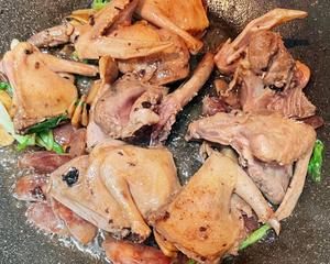 Add the squab and sausage to the pan sequentially and stir-fry until fragrant.