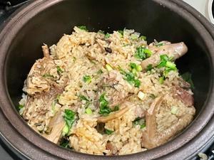 Once the rice cooker finishes, add chopped scallions and cilantro, and the squab rice is ready to be served, absolutely mouthwatering.