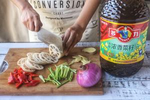 Prepare the side ingredients: slice the ginger, cut the red bell pepper into diamond shapes, chop the celery into long segments, slice the onion, and thinly slice the lotus root.