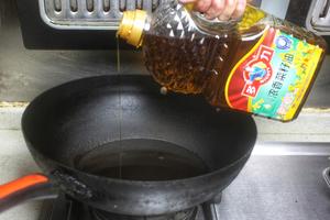 In a wok, pour in a generous amount of Douli's cold-pressed canola oil (at least one cup).