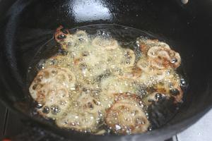 Continue to fry the lotus root slices until golden and then remove them.