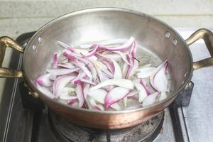 If you want a 'Plus Version,' take a dry pot or clay pot, heat a small amount of oil, and layer with onions.