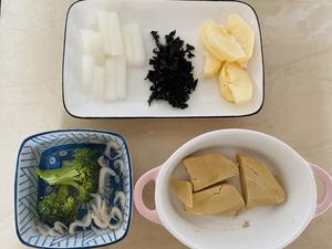 Prepare the ingredients: coat the goose liver in a light layer of cornstarch, soak the broccoli and dried shrimp in water for 10 minutes, cut the apple into chunks, finely chop the seaweed, and slice the winter melon into small strips for easy handling by baby.