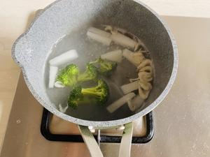 Start by boiling the soup: bring water to a boil and add the winter melon, shrimp, and broccoli. Add the seaweed last as it cooks quickly.