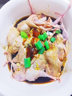 Clean the quails, pluck any remaining feathers, and remove the organs. Marinate with oyster sauce, soy sauce, salt, sugar, black pepper, Sichuan pepper, cooking wine, green onion, and ginger. Marinate for at least half a day.