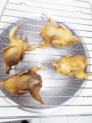 Once cooked, place the quails on a rack to cool and remove excess moisture. It's best to use a fan to blow on them for about ten minutes.