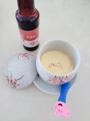 Once the steamed egg custard is ready, add a little walnut oil, and it's ready for your baby to enjoy!